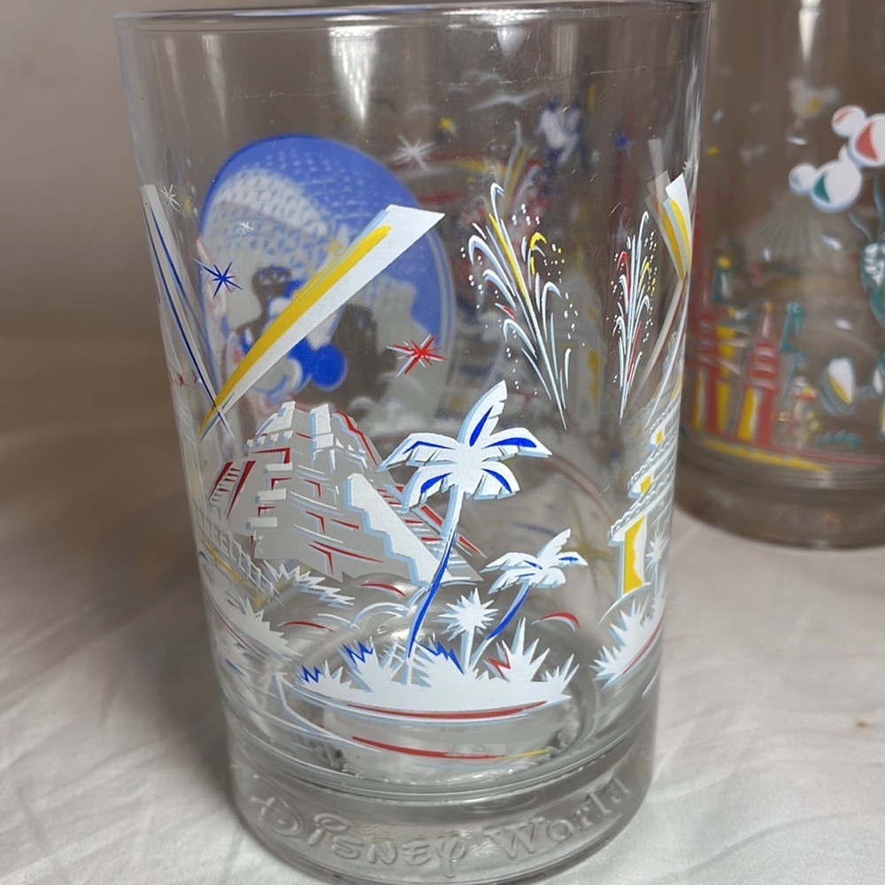 4 Walt Disney World collectible glassware - Picture 2 of 6